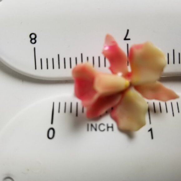 ✅Vintage acrylic orchid pin brooch with silver tone metal - Picture 4 of 6